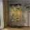 Vitrine moderne en verre avec lumières DEL, armoire antique à assemblage rapide, bibliothèque en verre trempé, convenant au salon et aux chambres à coucher, 2 portes et 4 tablettes, noir