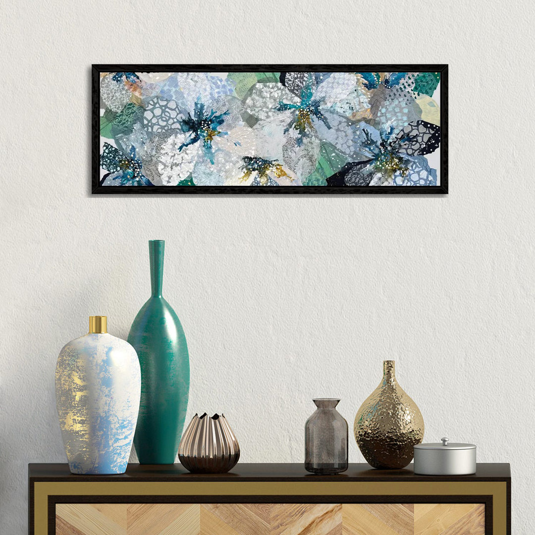 Blue Floral Symphony, Jennie's Garden von Leanne Daquino - Panoramaleinwand Giclée auf Leinwand