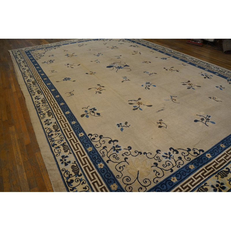 Tapis blanc ivoire en laine noué à la main à poils longs de style rétro à motif floral antique des années 1890