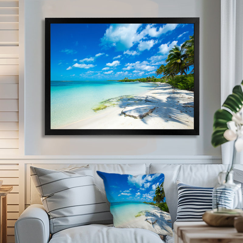 «Tropical Beach with Palm Shadows» de Mattos - reproduction de photo, H 16 po x l 32 po, Cadre photo noir