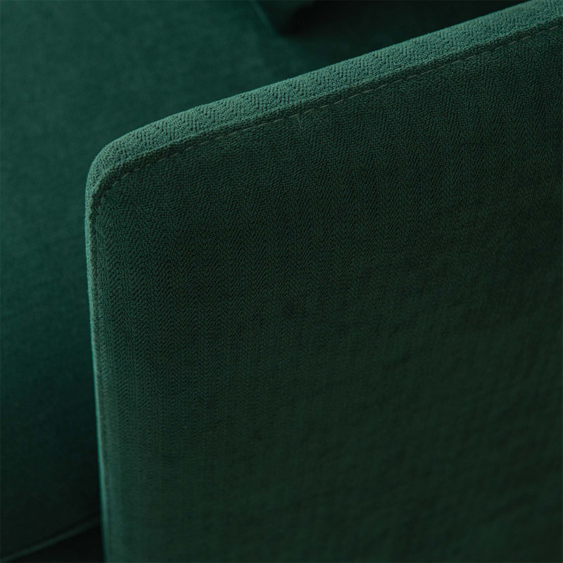 Canapé moderne rembourré avec coussins confortables et design élégant, idéal pour les petits espaces et la détente en famille.