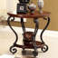 Table de bout traditionnelle en cerisier brun orné traditionnel avec tablette inférieure ouverte pour des détails de décoration de salon élégants