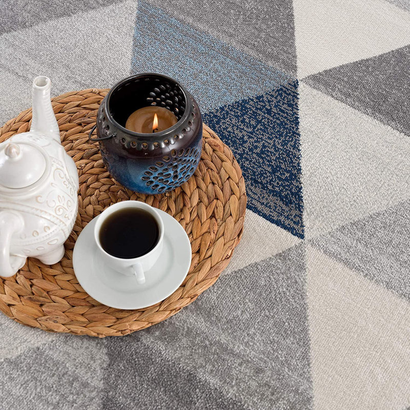 Tapis bleu marine / gris / beige en polypropylène à motif géométrique 7 pi 9 po x 10 pi 8 po Embrecht
