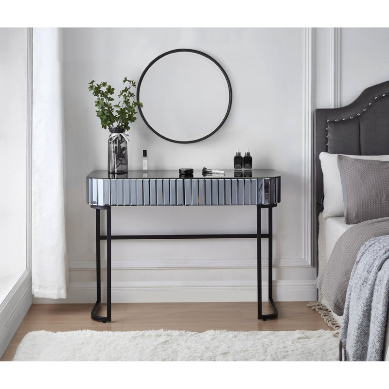Bureau de 39 po à miroir gris avec base en acier inoxydable. Rangement à 2 tiroirs. Moderne et polyvalent. Vaste espace pour les objets personnels. Base de table de maquillage facile à assembler, gris. Bronzage des tiroirs.