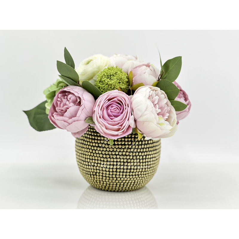 Arrangement réaliste de pivoines dans un vase doré