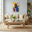 Animaux singe bleu portant une couronne tenant une banane-561319420