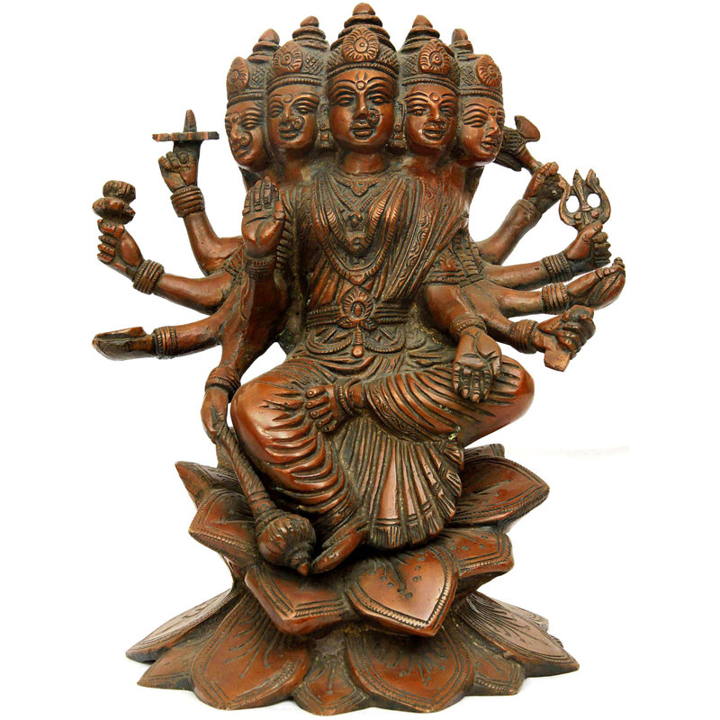 Statue Devi Gayatri sur des lotus en fleurs