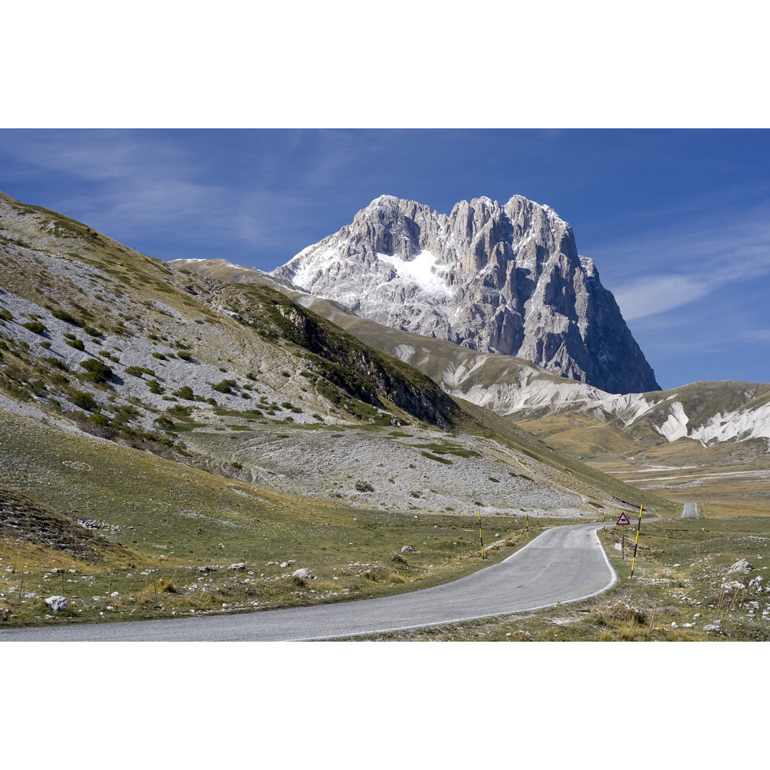 Road To Gran Sasso D'Italia von Gmalandra - Druck auf Leinwand ohne Rahmen