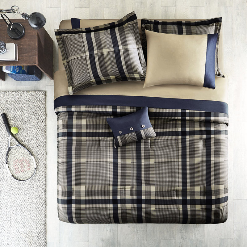 Literie grand bleu marine avec édredon écossais. Contient un édredon, 2 taies décoratives, 1 coussin, des draps et des taies d'oreiller. Microfibre douce. Rembourrage. Lavable à la machine. Confort de la chambre à coucher. Draps d'édredon - multicolore.