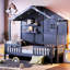 Lit simple avec tablettes, gris, toit charmant pour une chambre à coucher relaxante, espace romantique, serein