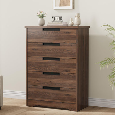 Commode 5 tiroirs 44 po en noyer pour chambre à coucher, commode moderne avec poignées intégrées, rangement en bois pour le salon, la chambre de bébé et le couloir