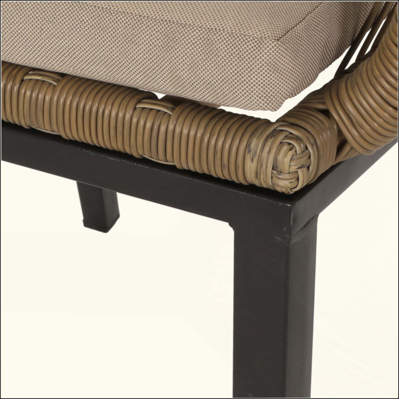 Chaise de patio moderne en osier avec tissage durable et coussins résistants à l'eau, parfaite pour les sièges d'extérieur