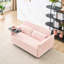 Velours côtelé rose avec des ajouts novateurs : lit gigogne, table basse amovible, ports pour une expérience inédite. Élégant : ports, se transforme en lit luxueux.