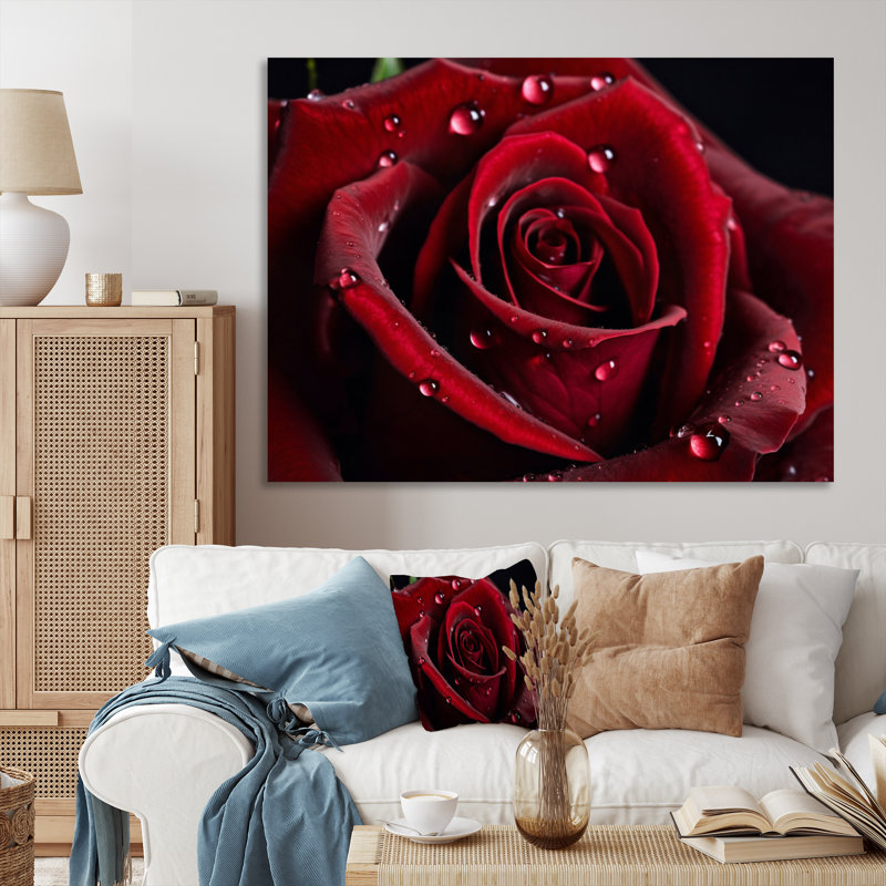 Rose rouge avec gouttes de pluie III - art mural floral, H 34 po x l 44 po x P 1,5 po, Toile tendue