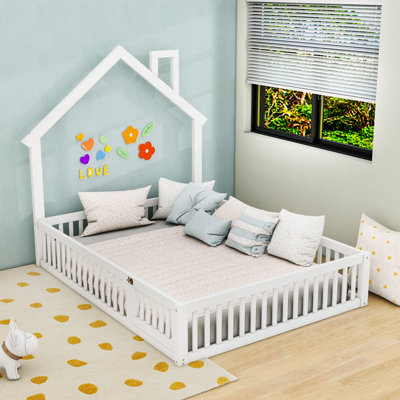 Lit double en bois en forme de maison rustique avec cheminée