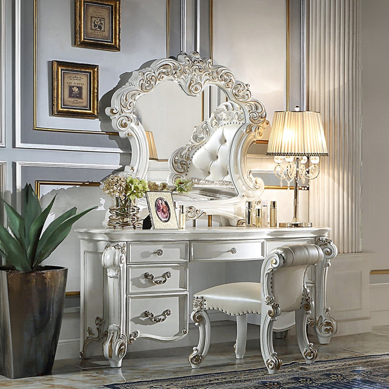 Tabouret de coiffeuse rectangulaire beige avec accoudoirs, garniture cloutée argentée antique sur base à volutes, siège et dossier rembourrés, profondeur de 21 pouces pour le tabouret en similicuir de décoration de chambre à coucher, garniture de base, utilisation idéale
