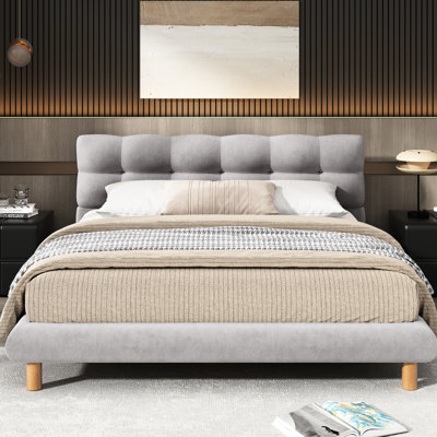 Lit double tapissier pleine grandeur avec revêtement en chenille gris et tête de lit élégante en forme de biscuit pour une chambre à coucher élégante