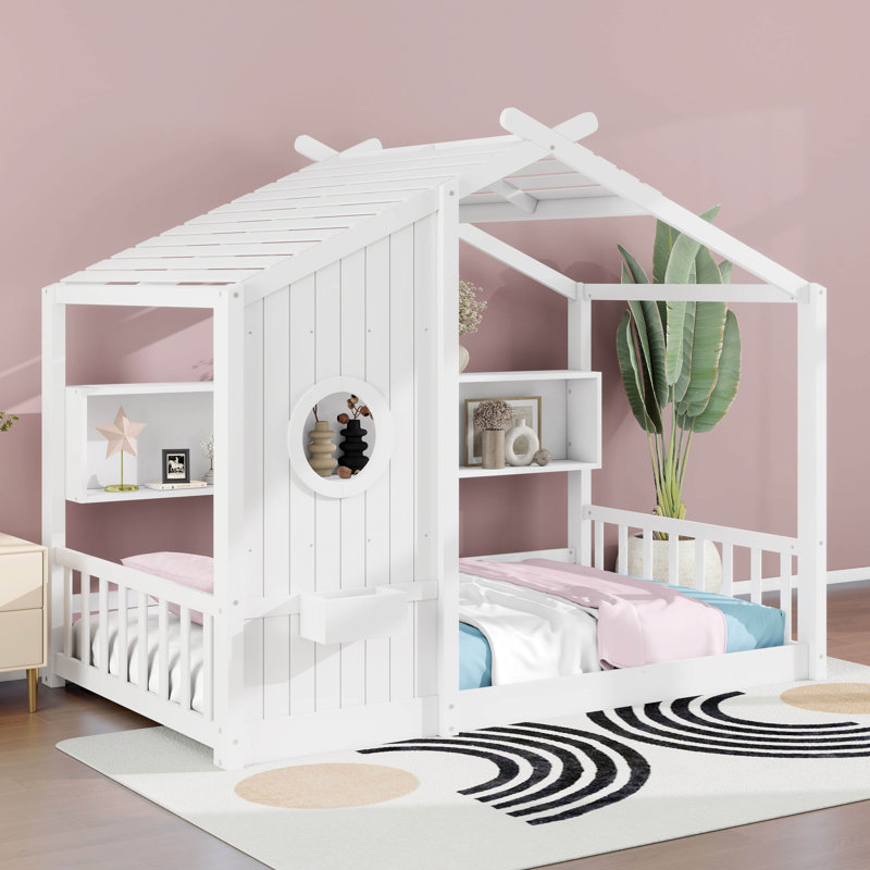 Lit simple au sol, conception de maisonnette avec tablette de rangement, structure de lit plateforme en bois à profil bas avec toit incliné