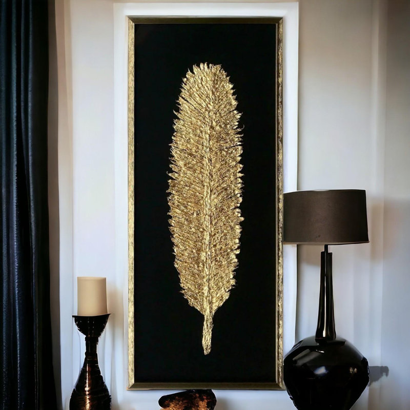 Boîte dorée à fond noir avec cadre doré