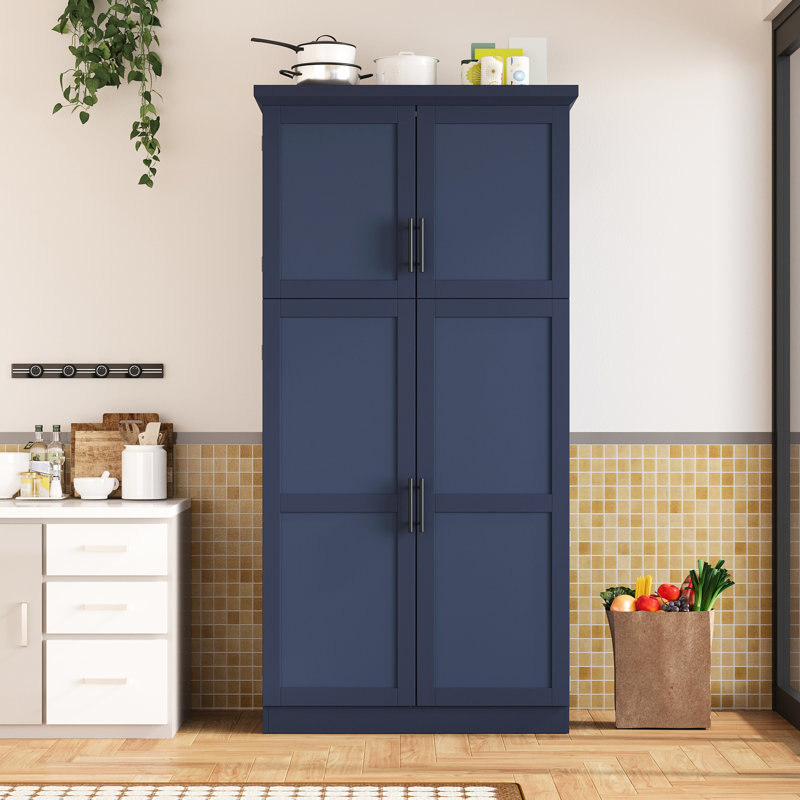 Garde-manger autoportant de 17,6 pouces de profondeur pour salle à manger avec 4 portes, 2 tablettes de porte et 3 tablettes réglables de style Shaker bleu à poignées longues, bouchons magnétiques, 8 plateaux coulissants
