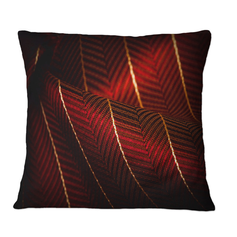 Tissu rouge rubis avec ligne dorée I - coussin décoratif imprimé moderne, 18 po x 18 po