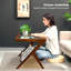 Table basse avec plateau en verre seulement, sans chaises.