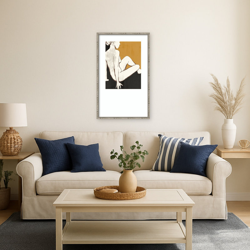 Reproduction d'art encadrée en bois «Assise figure in ocre» par Hannah Dawson, Belvédère argenté