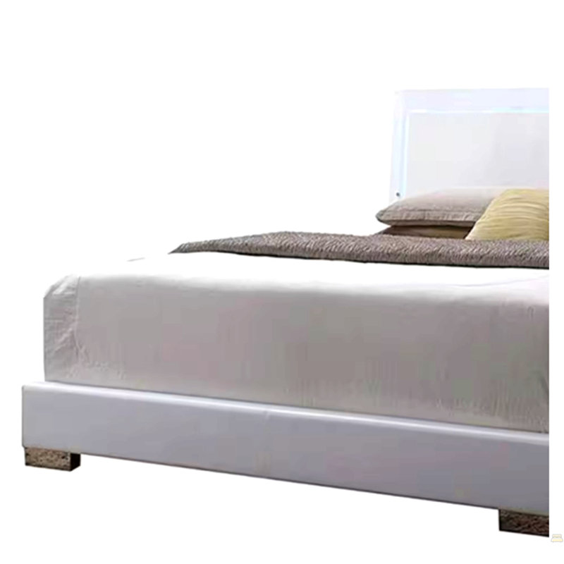 Grand lit en cuir et pieds blancs avec DEL
