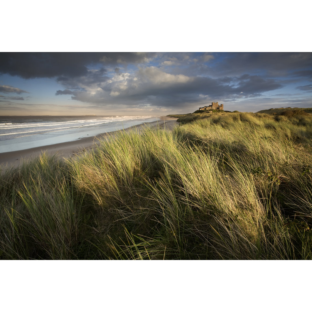 Bamburgh Castle bei Sonnenuntergang 176162927