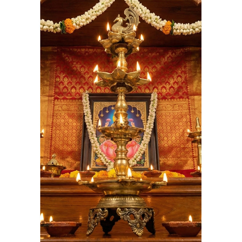 Grande lampe à huile en forme de paon en laiton faite à la main avec paon de 37 pouces - grand temple Diya avec 31 flammes, décor indien symbolique et accent de Puja