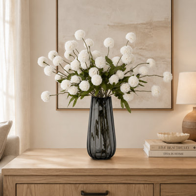 Ensemble de 10 tiges de faux chèvrefeuille en soie dans un vase en verre gris fumé