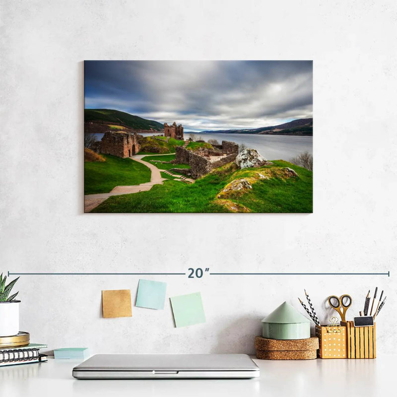 Lilie Urquhart Castle, H 8 po x l 12 po