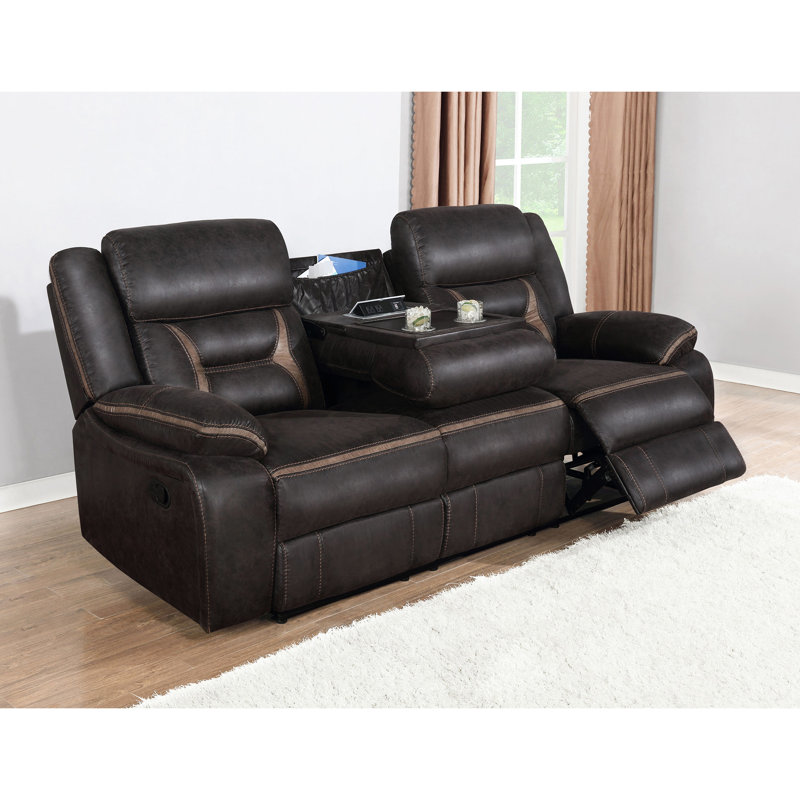 Fauteuil à trois places en similicuir brun avec inclinaison manuelle, fonction murale et sièges de table rabattables au centre, accoudoirs à plateau-coussin, porte-gobelets à prise de courant escamotable 2 ports 2ac 2 ports