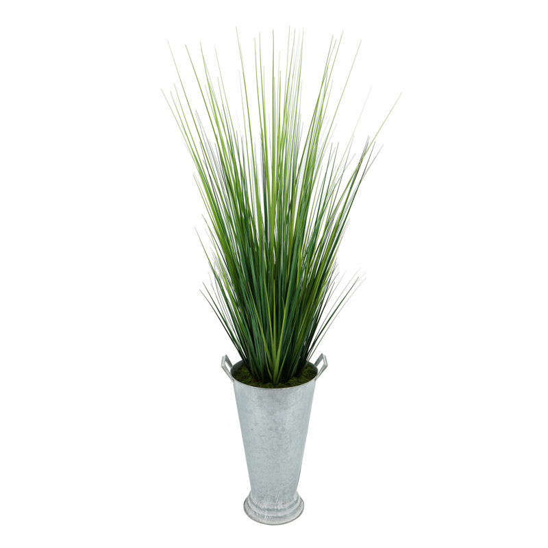 Herbe de feuillage artificiel dans un pot de fleurs galvanisé de style ferme