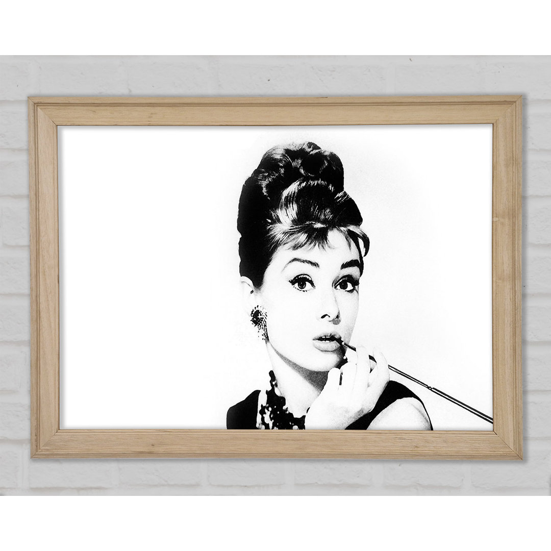 Audrey Hepburn Zigaretten Pose Weiß Gerahmter Druck