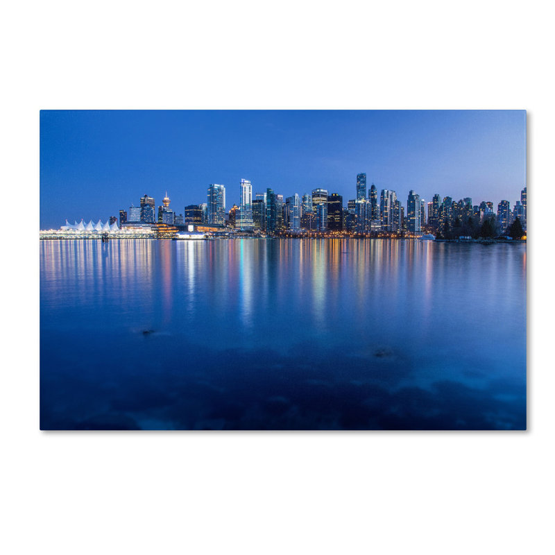 Vancouver City Reflection par Pierre Leclerc - reproduction de photo sur toile, H 22 po x l 32 po x P 2 po