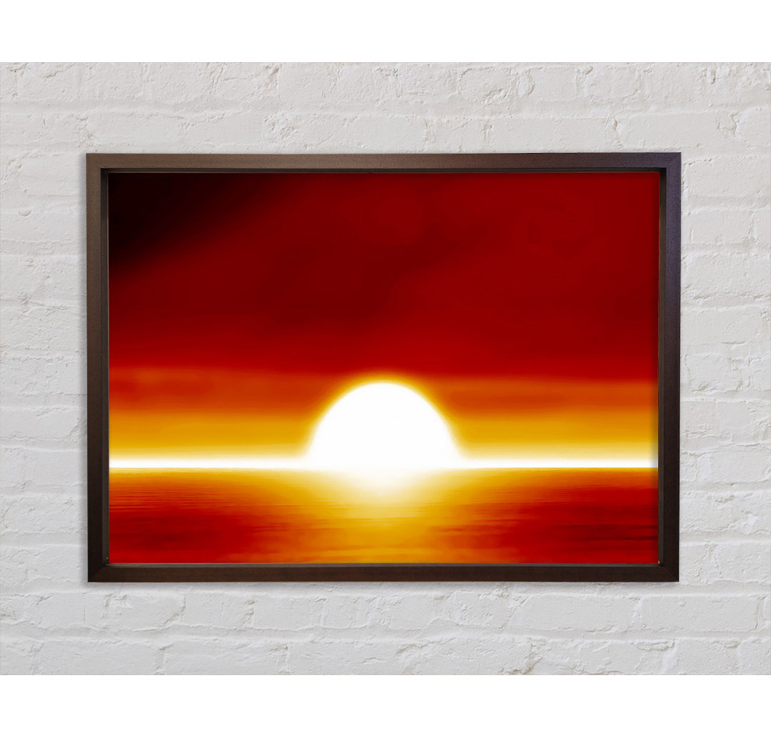 Surrealer orangefarbener Sonnenuntergang Gerahmter Druck