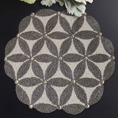 Ensemble de 2 napperons perlés à motif floral The Naughton