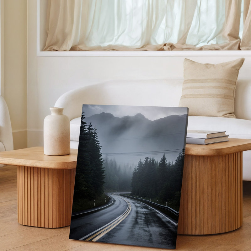 Reproduction d'art sur toile, "Une route sinueuse s'étire à travers une forêt dense et brumeuse" dans un doux brouillard gris qui dissimule les montagnes