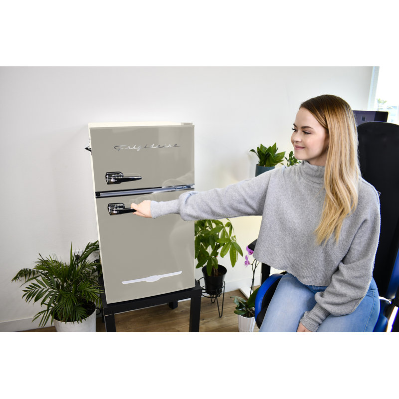 Frigidaire 3,1 pieds cubes Pi. Réfrigérateur-congélateur à 2 portes avec ouvre-bouteille intégré Retro, Crème