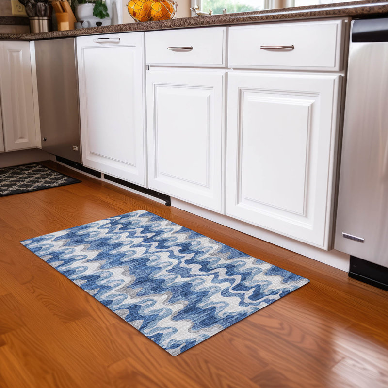 Tapis bleu intérieur / extérieur lavable à la machine Caziyah, Rectangle 1 pi 8 po x 2 pi 6 po