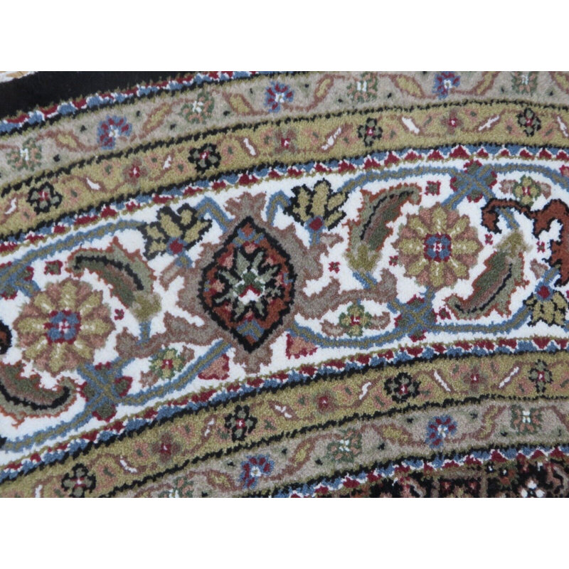 Tapis noir unique de 7 pi 11 po x 7 pi 11 po