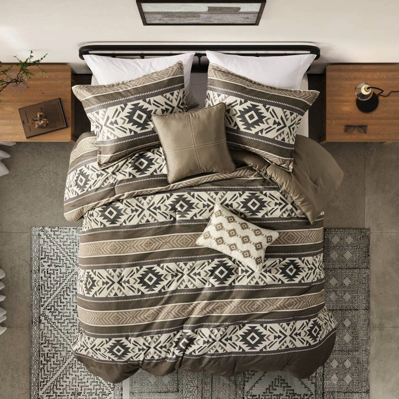 Édredon brun / grand 5 pièces avec coussins rayés à chevrons. Matériau, coussins décoratifs en tissu lavables à la machine et à taches, brun. Tissu, rembourrage,