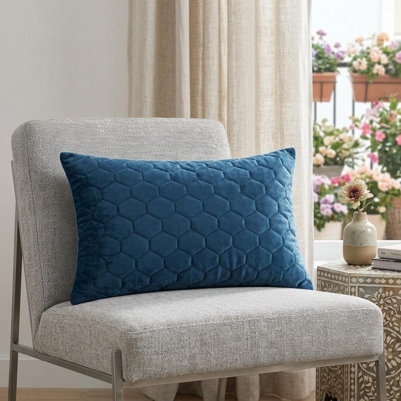 Coussin décoratif matelassé bleu marine Parkland Collection Bazyli, H 14 po x l 24 po