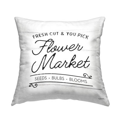 Conception de coussin décoratif à fleurs fraîches coupées par Kyra Brown