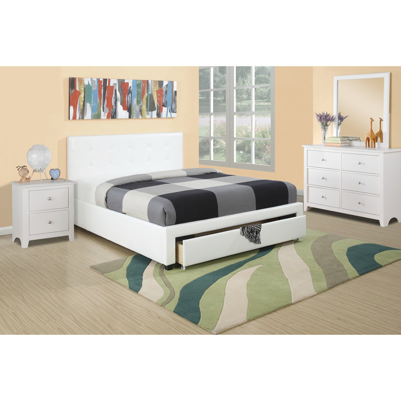 Grand lit tapissier moderne en similicuir blanc avec rangement fonctionnel pour une chambre propre
