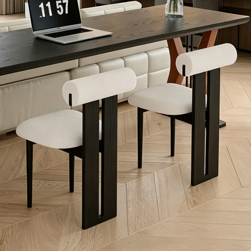 Long bureau d'ordinateur rectangulaire et chaises