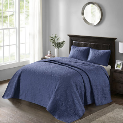 Couvre-lit réversible bleu marine matelassé et matelassé en coton prélavé pour un sommeil apaisant dans une chambre douillette