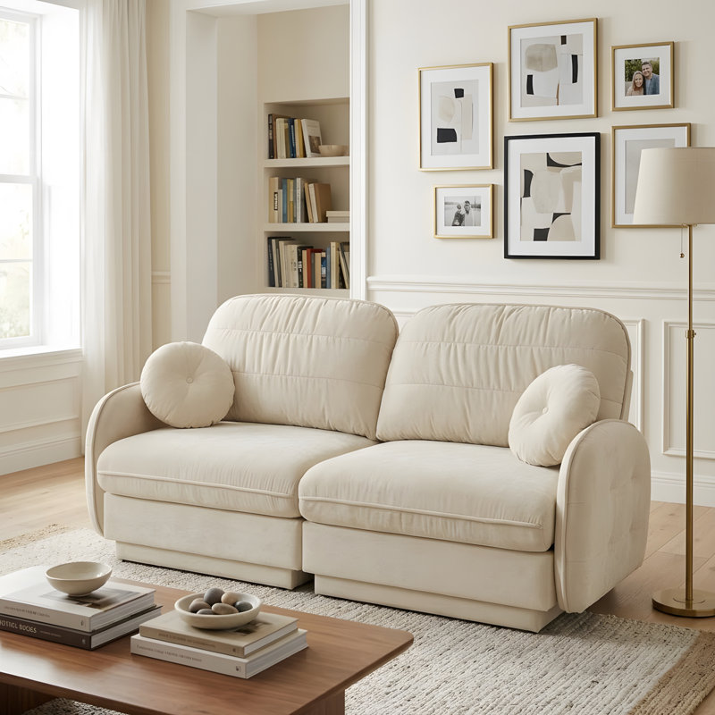 Un canapé profond dans le salon, avec des coussins ronds, H 37,38 po x l 73,18 po x P 33,38 po, Crème