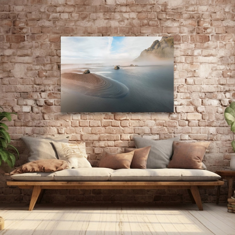 Affiche murale représentant une plage de sable noir brumeux, une ambiance côtière à la fois dramatique, éthérée et paisible
